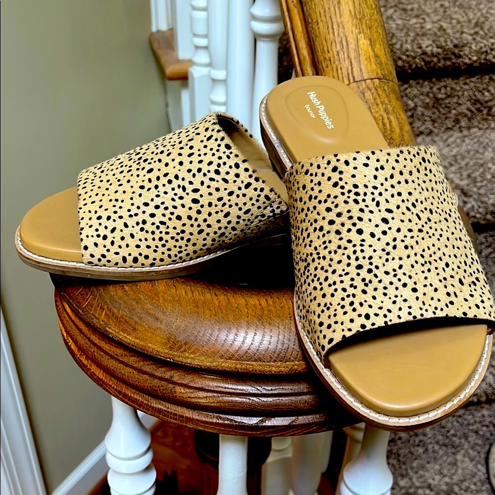 Hush Puppies  Bounce Tan and Black Hide Flat Sandals . New w/o box. Size 10.